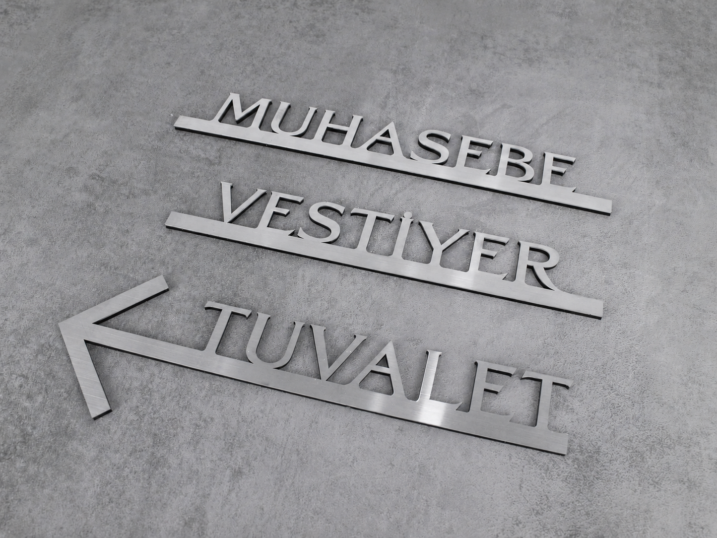 İstenilen yazıya göre kişiselleştirilebilir metal yönlendirme tabelası