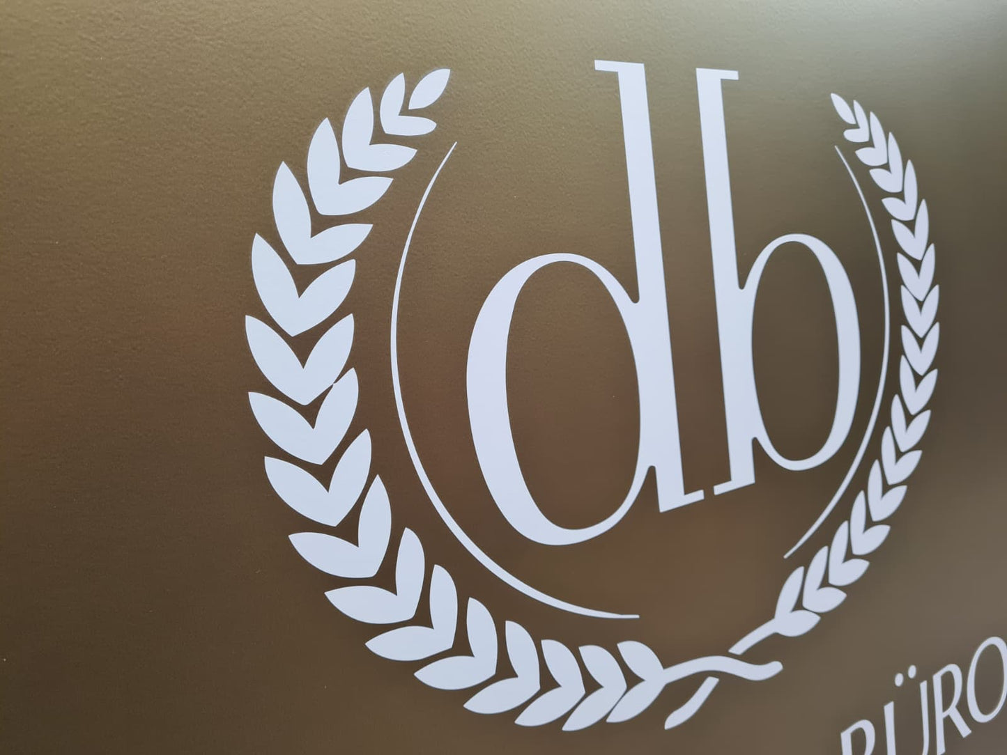 Kişiye özel avukat tabelasında firma ismi logo ve UV baskı detayları