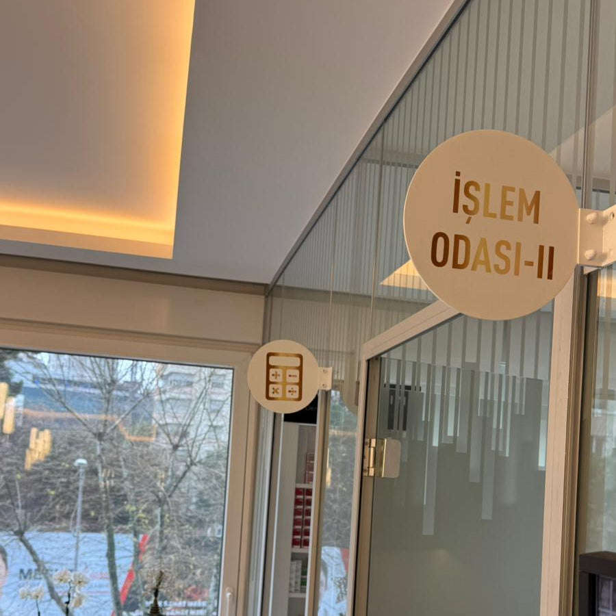 Klinik kapı isimliğinin malzeme ve üretim detaylarını gösteren yakın plan görünüm