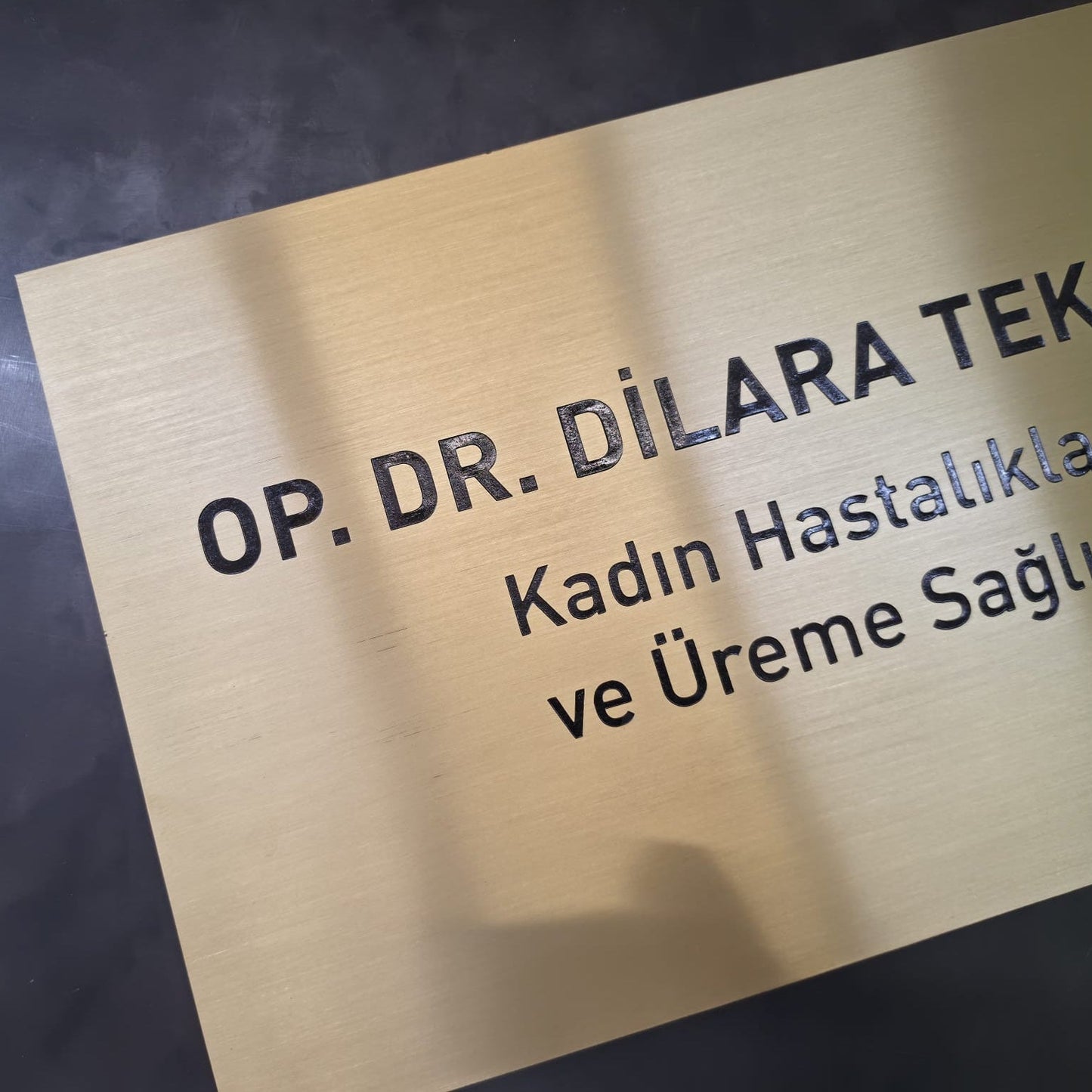 Klinik ve muayenehaneler için doktor bilgilerine göre üretilen kişiye özel kapı isimliği