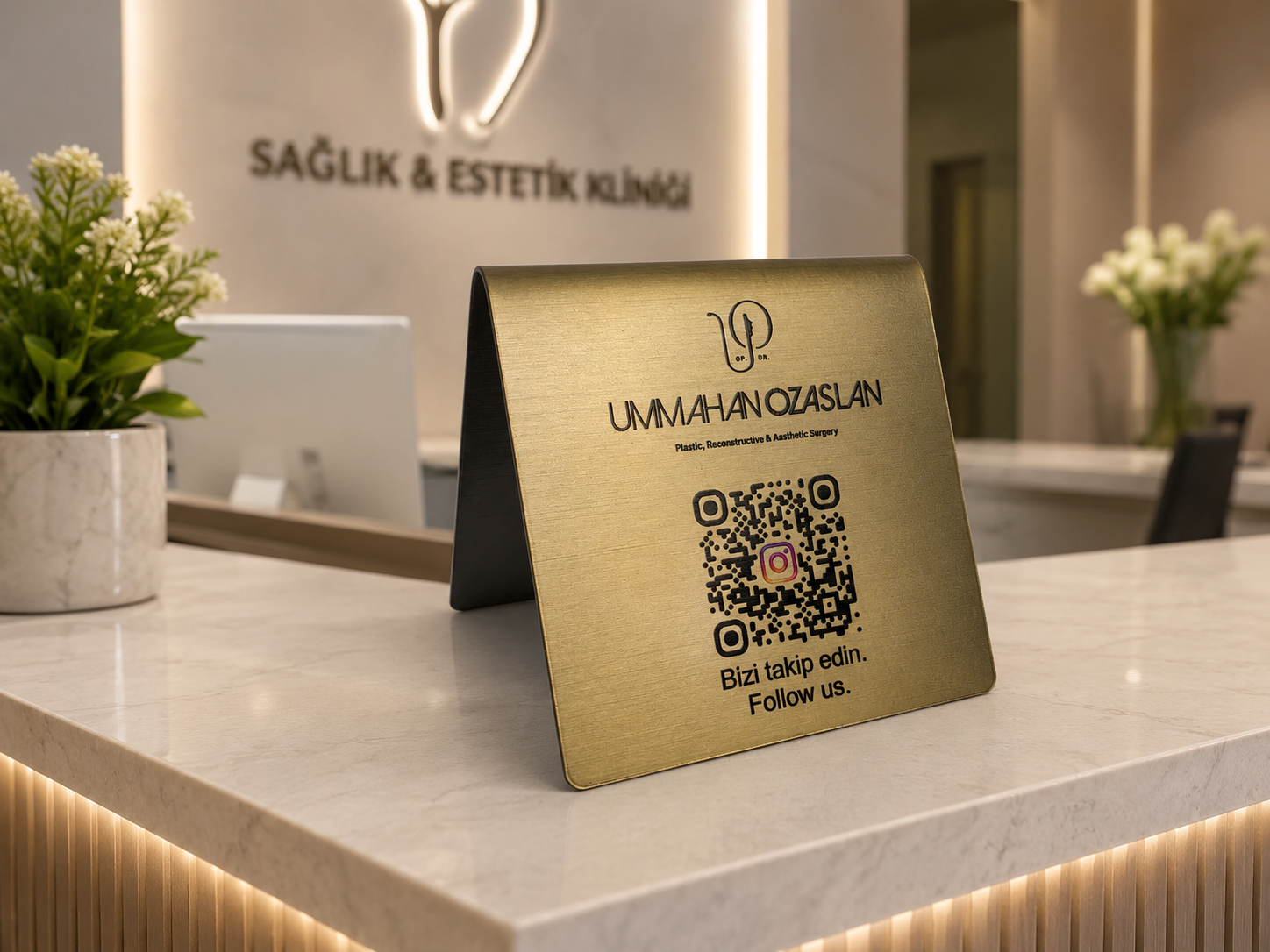 Klinik resepsiyon bankosunda kullanılan QR kod bilgilendirme standları