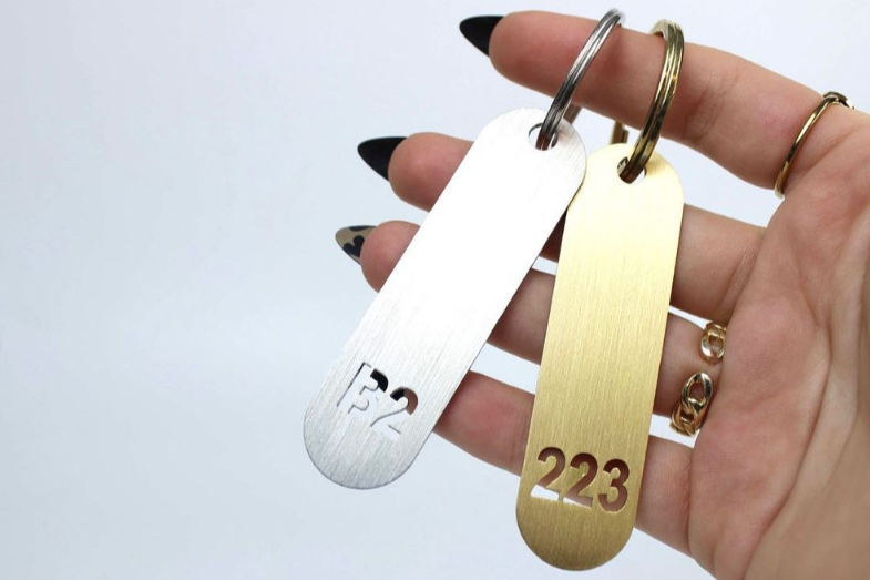 Kompakt tasarımlı silver ve gold renk seçenekli metal anahtarlık