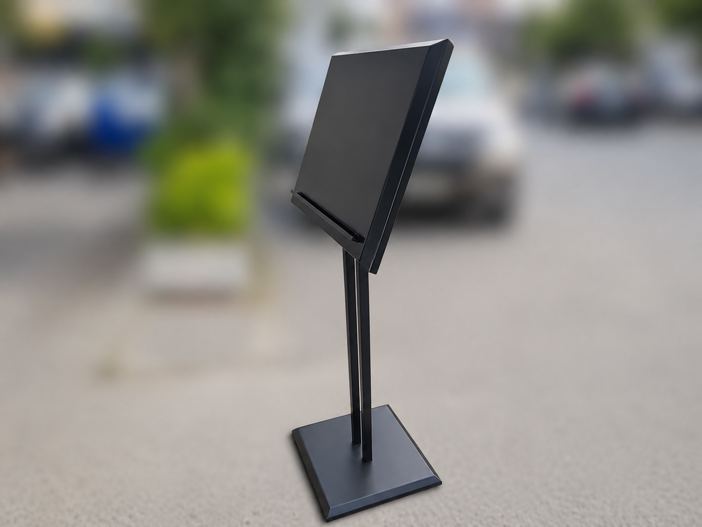 Kurumsal alanlarda duyuru ve yönlendirme için kullanılabilen ayaklı bilgi panosu