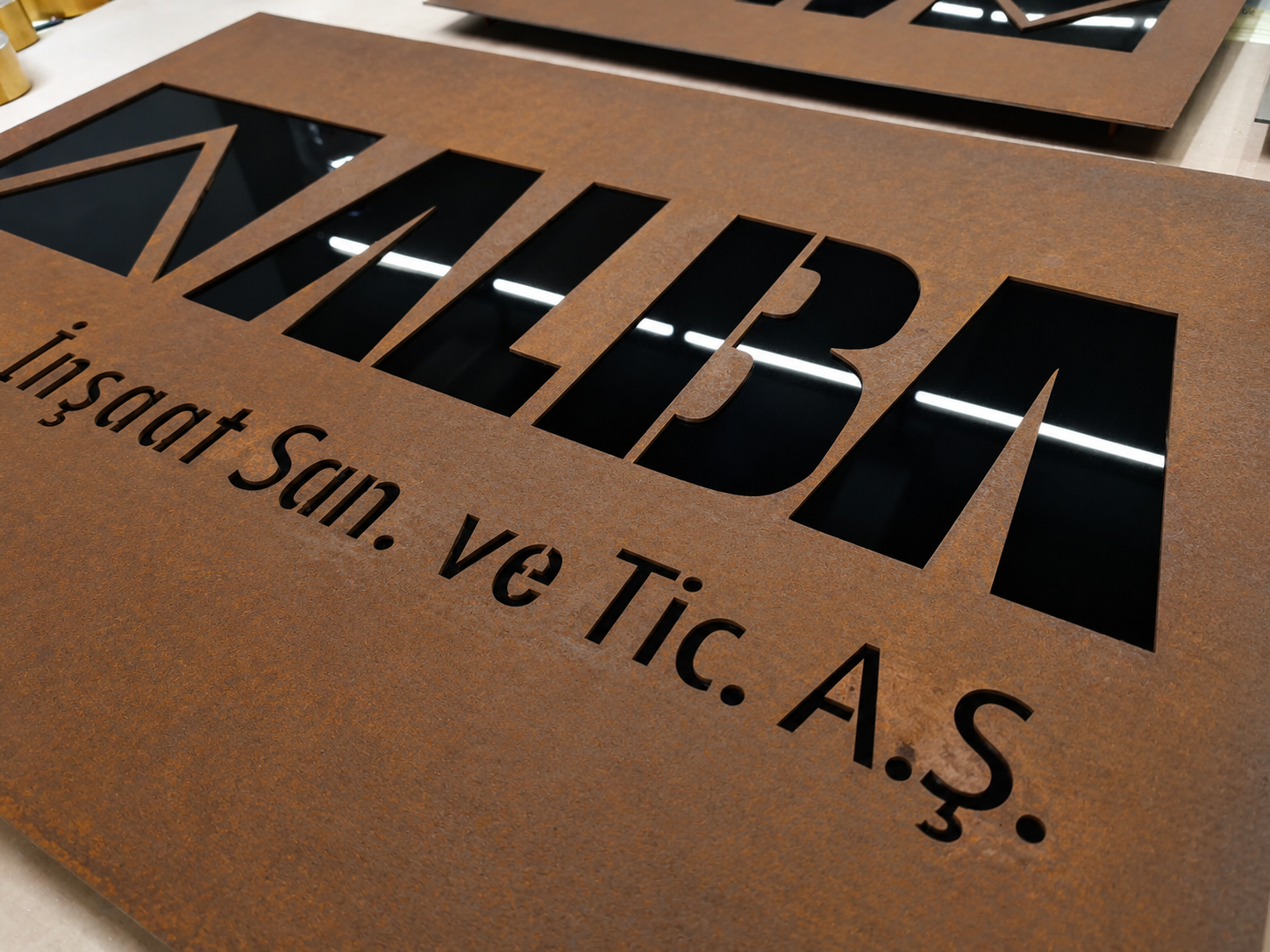 Kurumsal işletmeler için corten metal duvar tabelası
