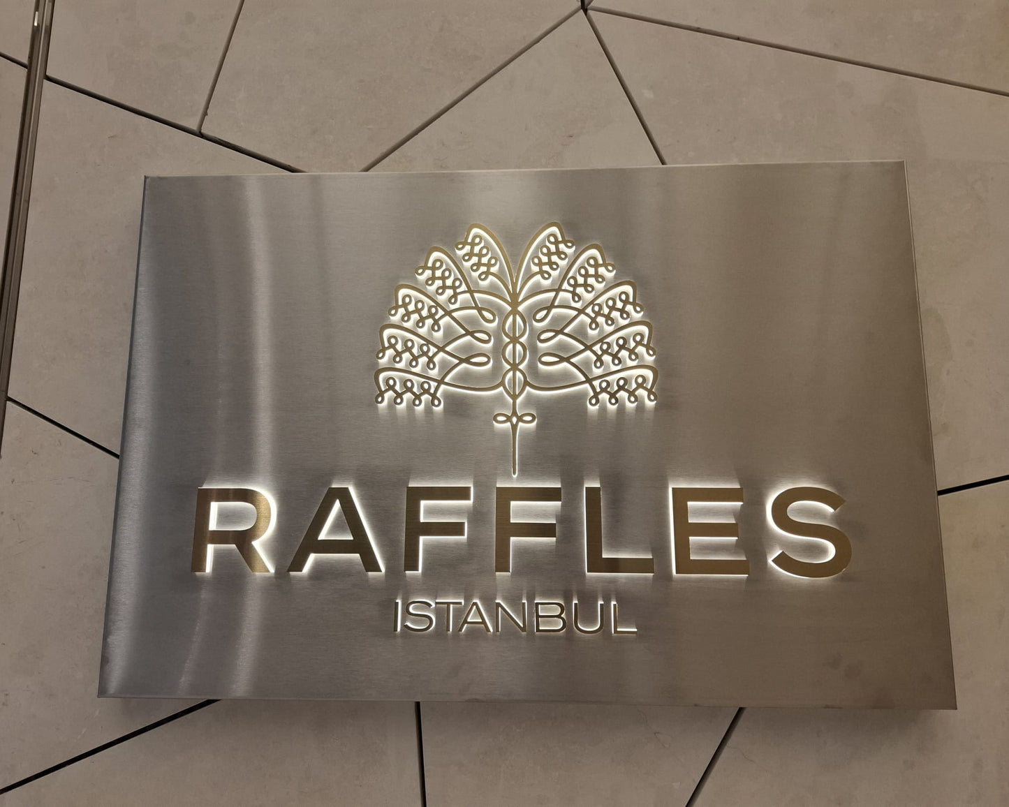Otel lobi ve resepsiyon alanlarına uygun kurumsal ışıklı logo tabelası