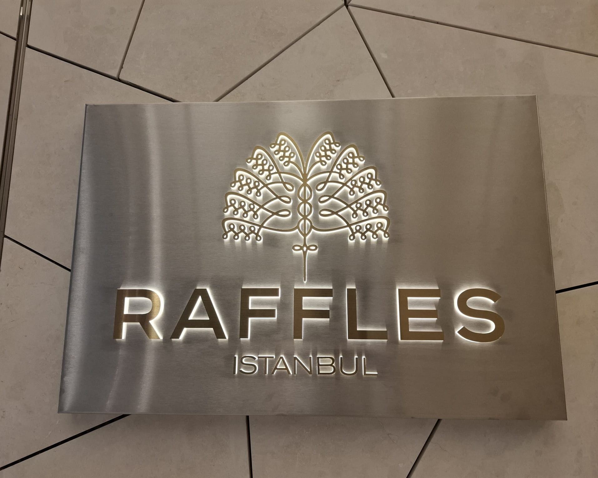 Otel lobi ve resepsiyon alanlarına uygun kurumsal ışıklı logo tabelası