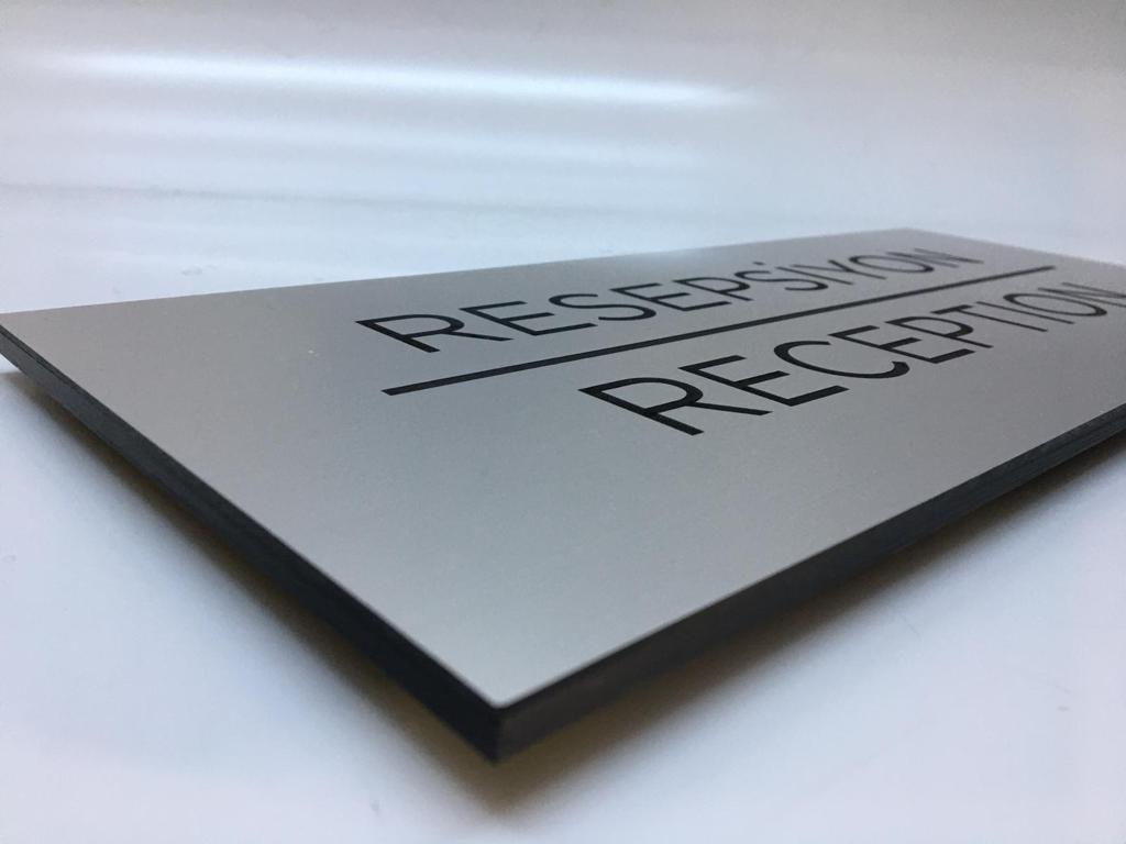 Kurumsal işletmeler için pleksi ve paslanmaz metal kapı isimliği