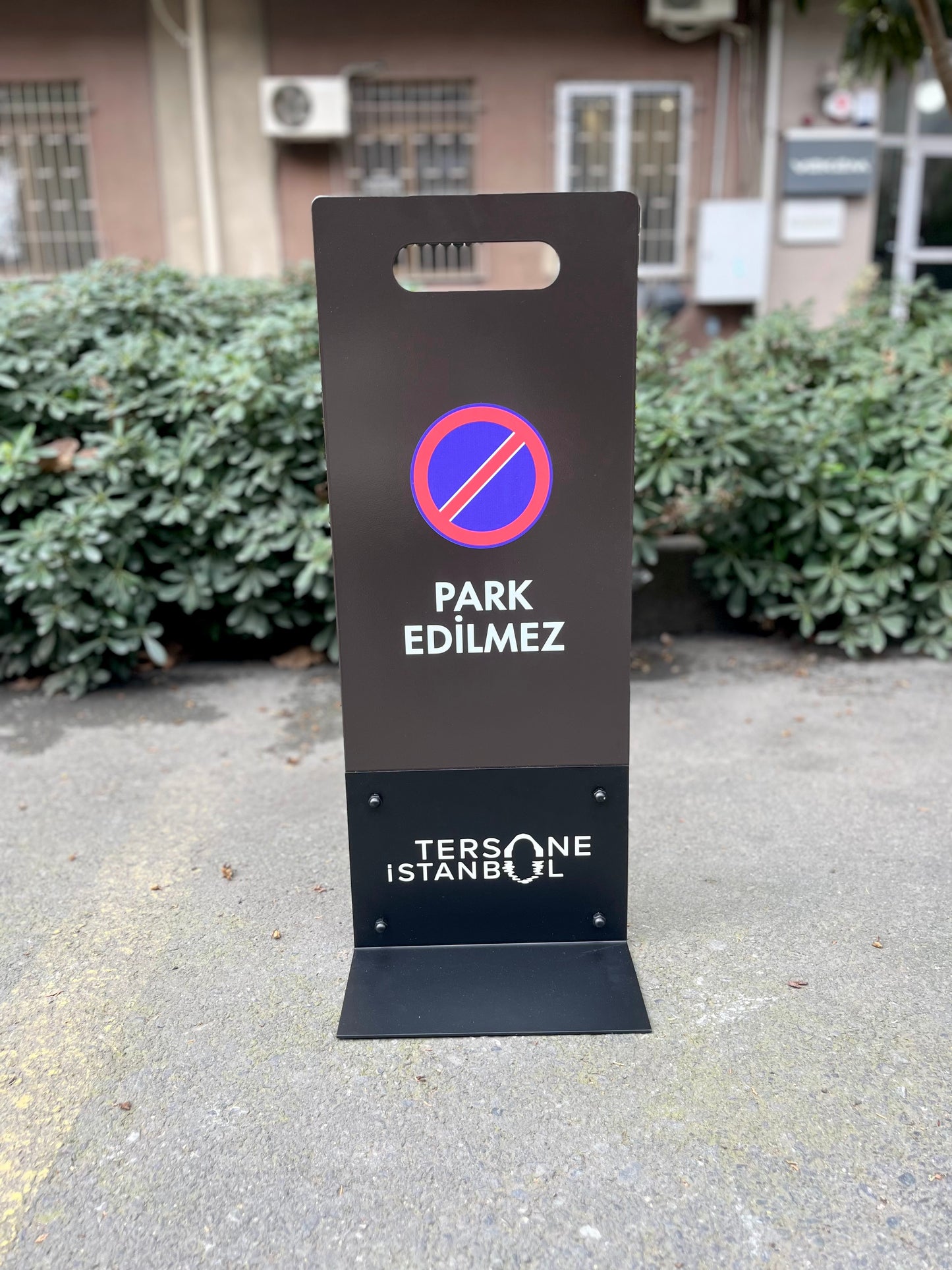 Üzerine firma logosu veya özel uyarı yazısı eklenebilen otopark tabelası.