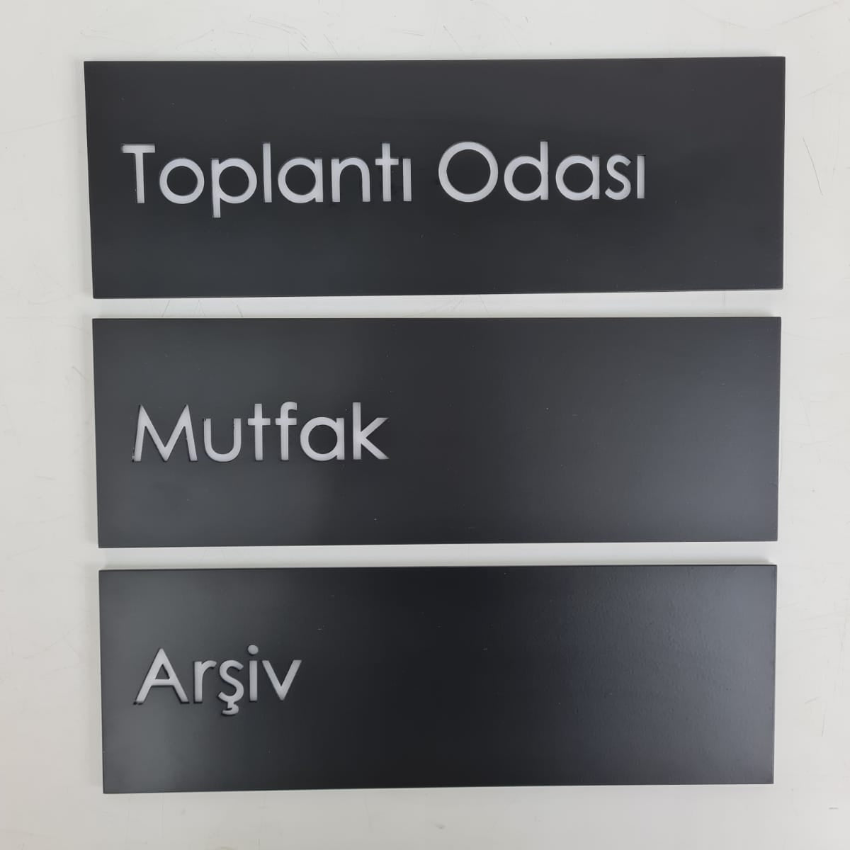 Kurumsal ofisler için kapı isimliği, oda tabelası ve WC işaretlerinden oluşan özel tabela seti.