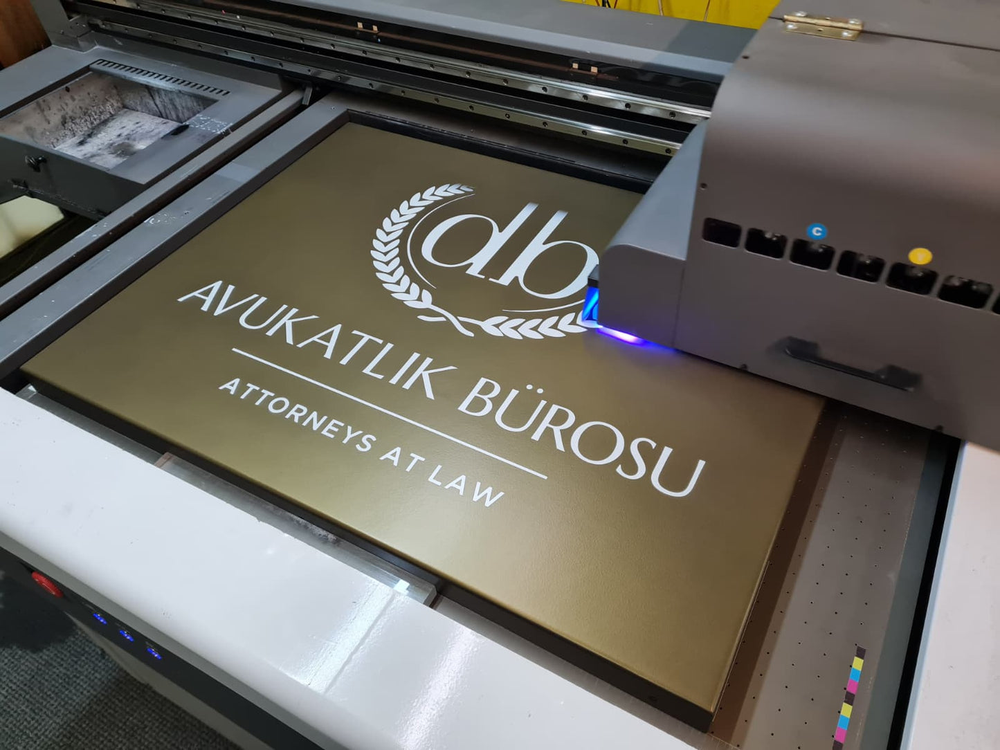 Kurumsal ofis giriş tabelasında renkli UV baskı logo ve yazı uygulaması