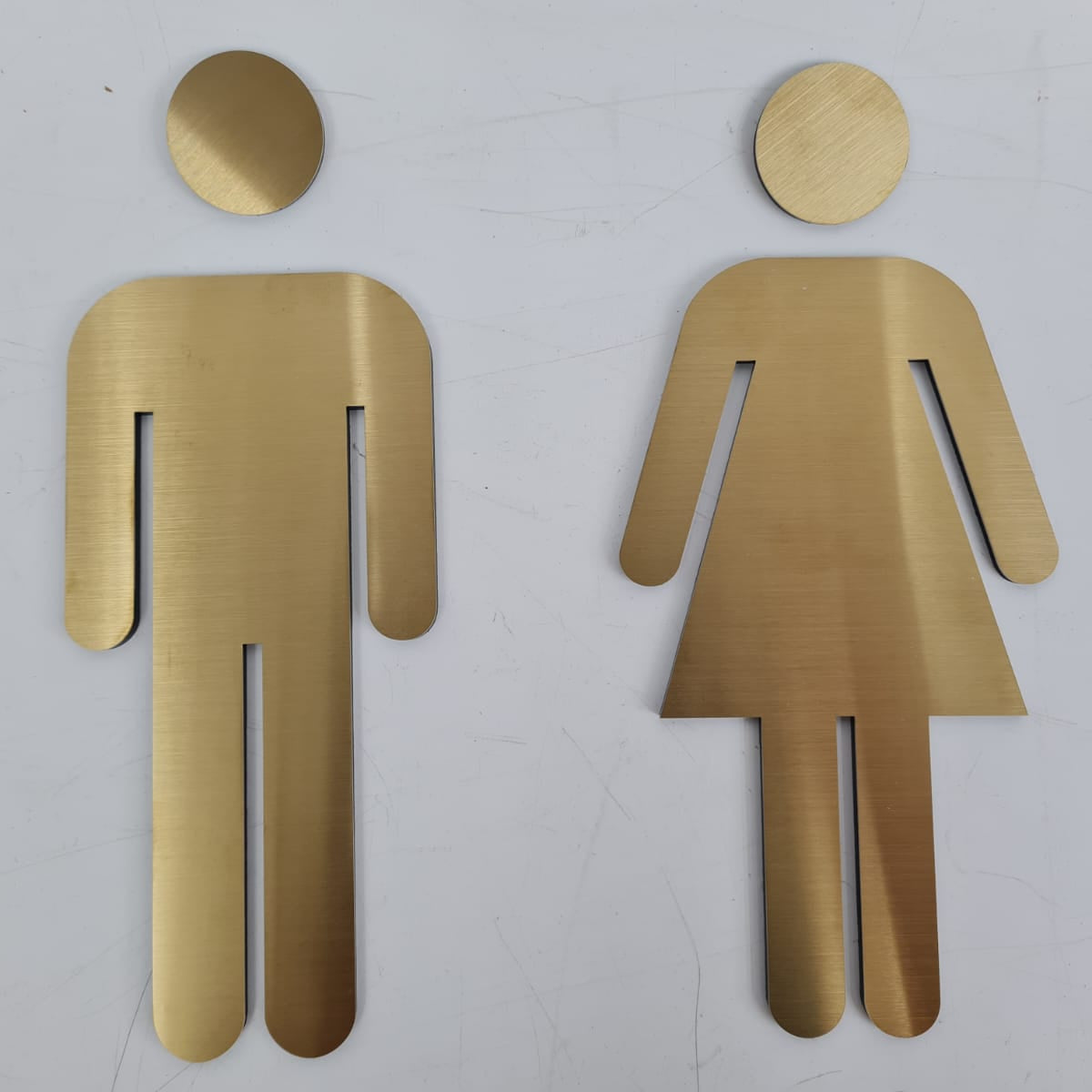 Modern ofislerde kullanılan WC yönlendirme işaretleri.