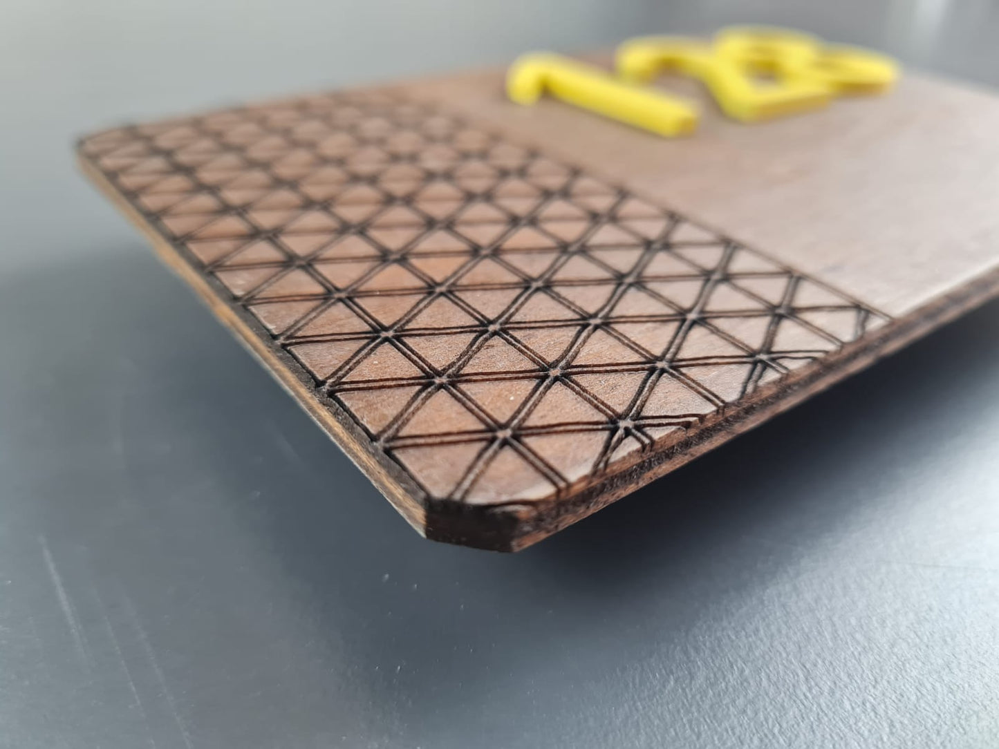 Lazer oyma desenli dekoratif ahşap oda numarası