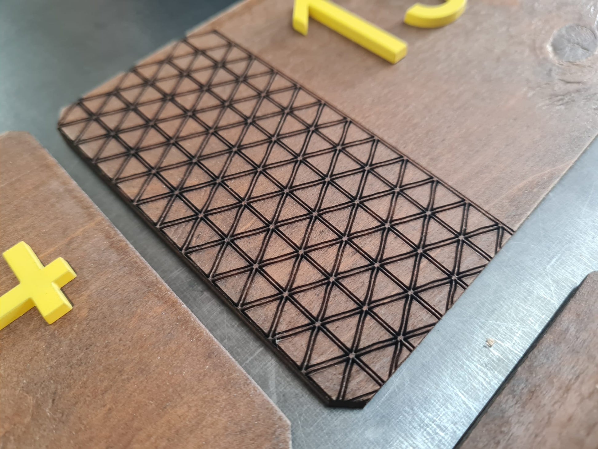 Lazer tarama ile oyulmuş desenli ahşap oda numarası