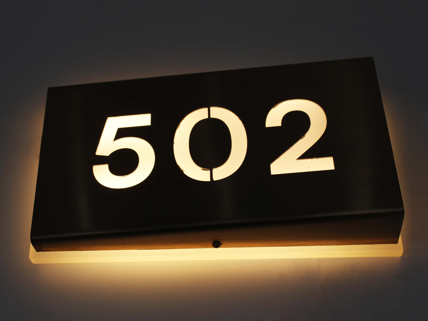 Duvara monte LED aydınlatmalı oda numarası tabelası