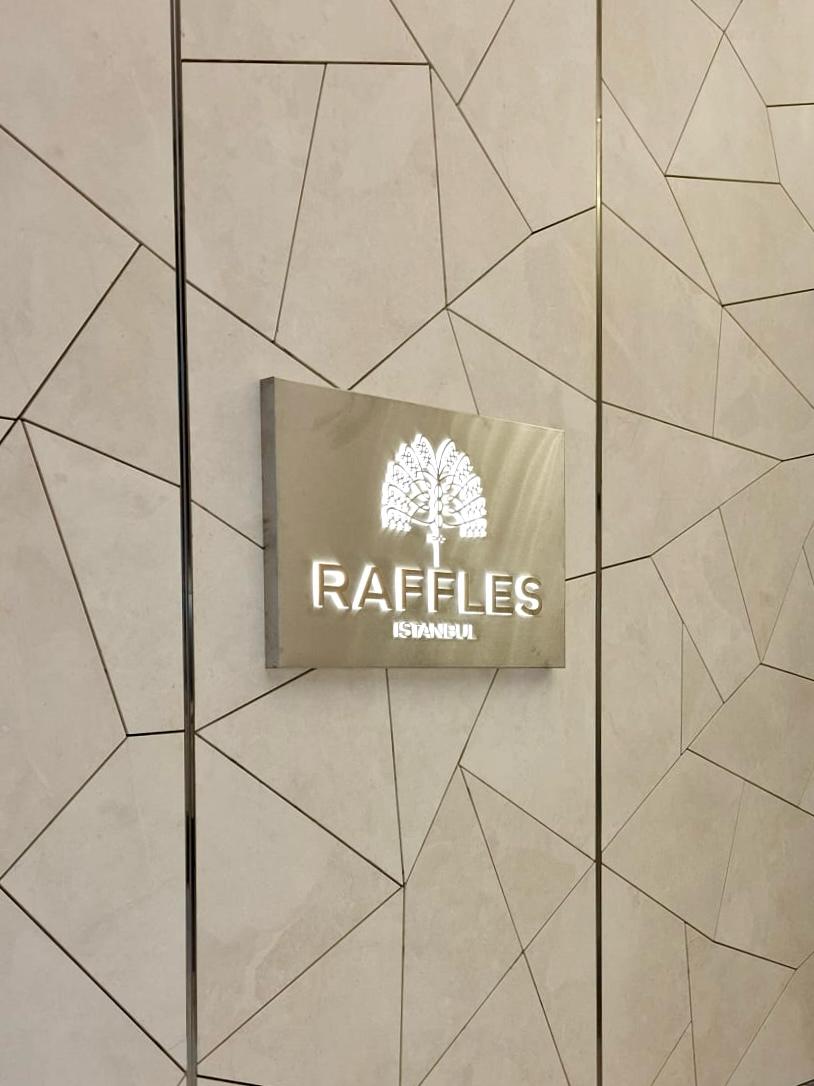 Raffles İstanbul giriş alanında kullanılan LED ışıklı otel tabelası