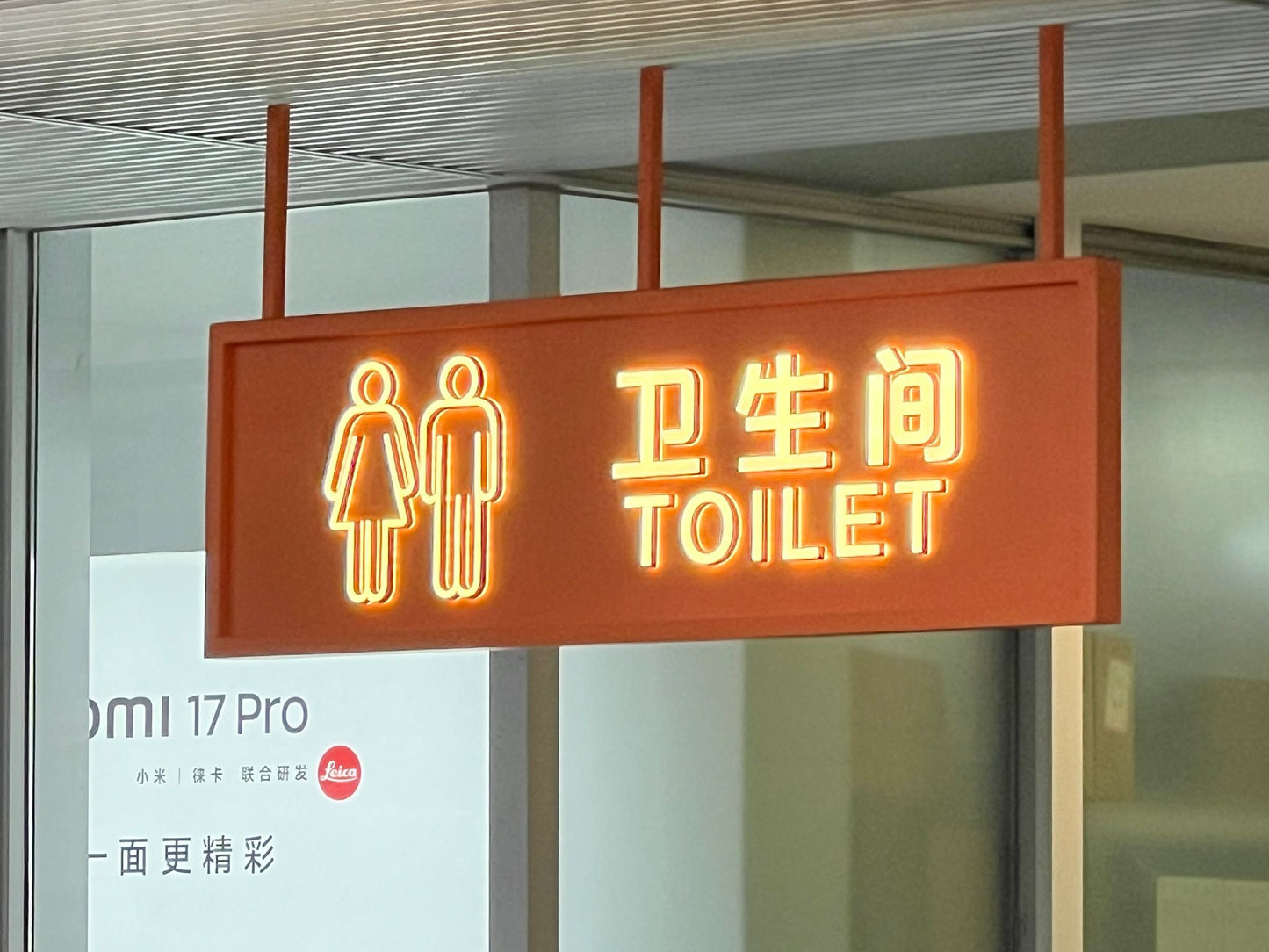 Restoran girişi için tavan askılı LED ışıklı WC yönlendirme tabelası