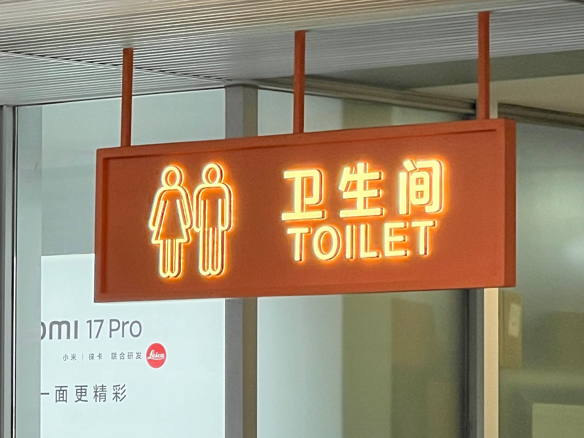 Restoran girişi için tavan askılı LED ışıklı WC yönlendirme tabelası