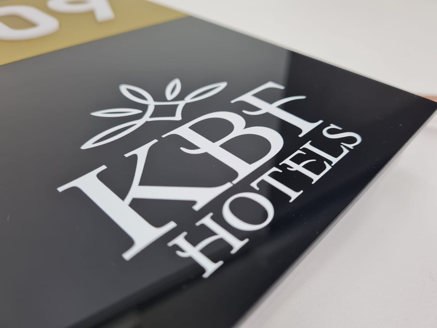 İşletme logosu ve oda numarası bulunan özel üretim otel tabelası
