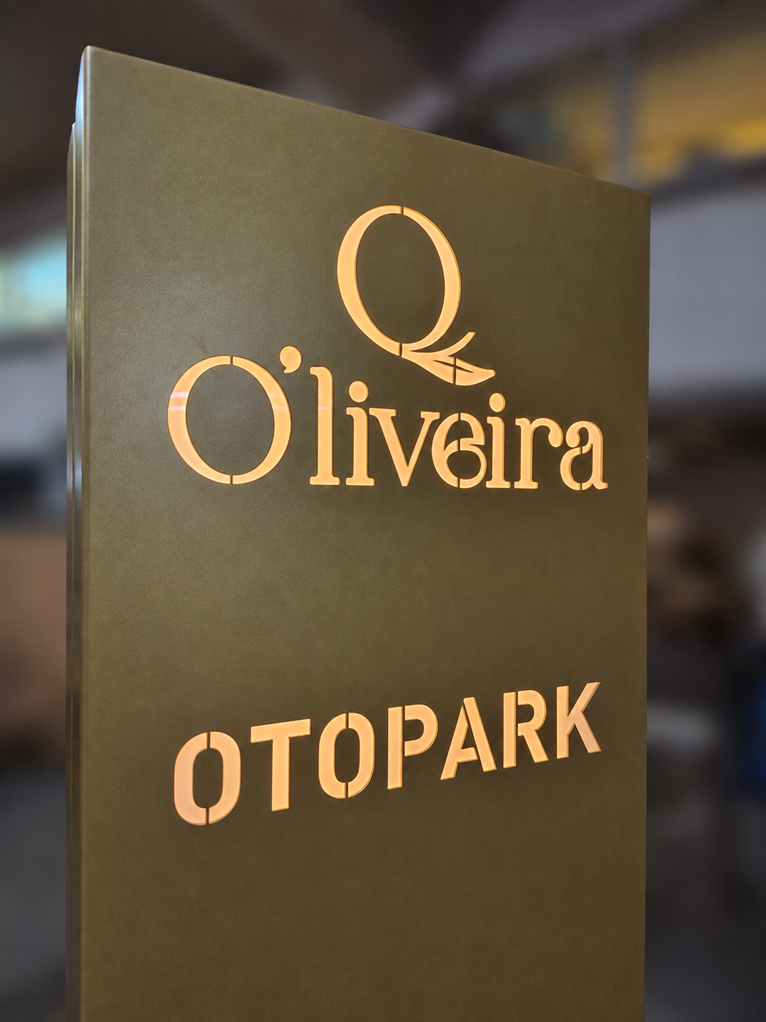 İşletme logosu ve otopark yazısı bulunan ışıklı yönlendirme panosu