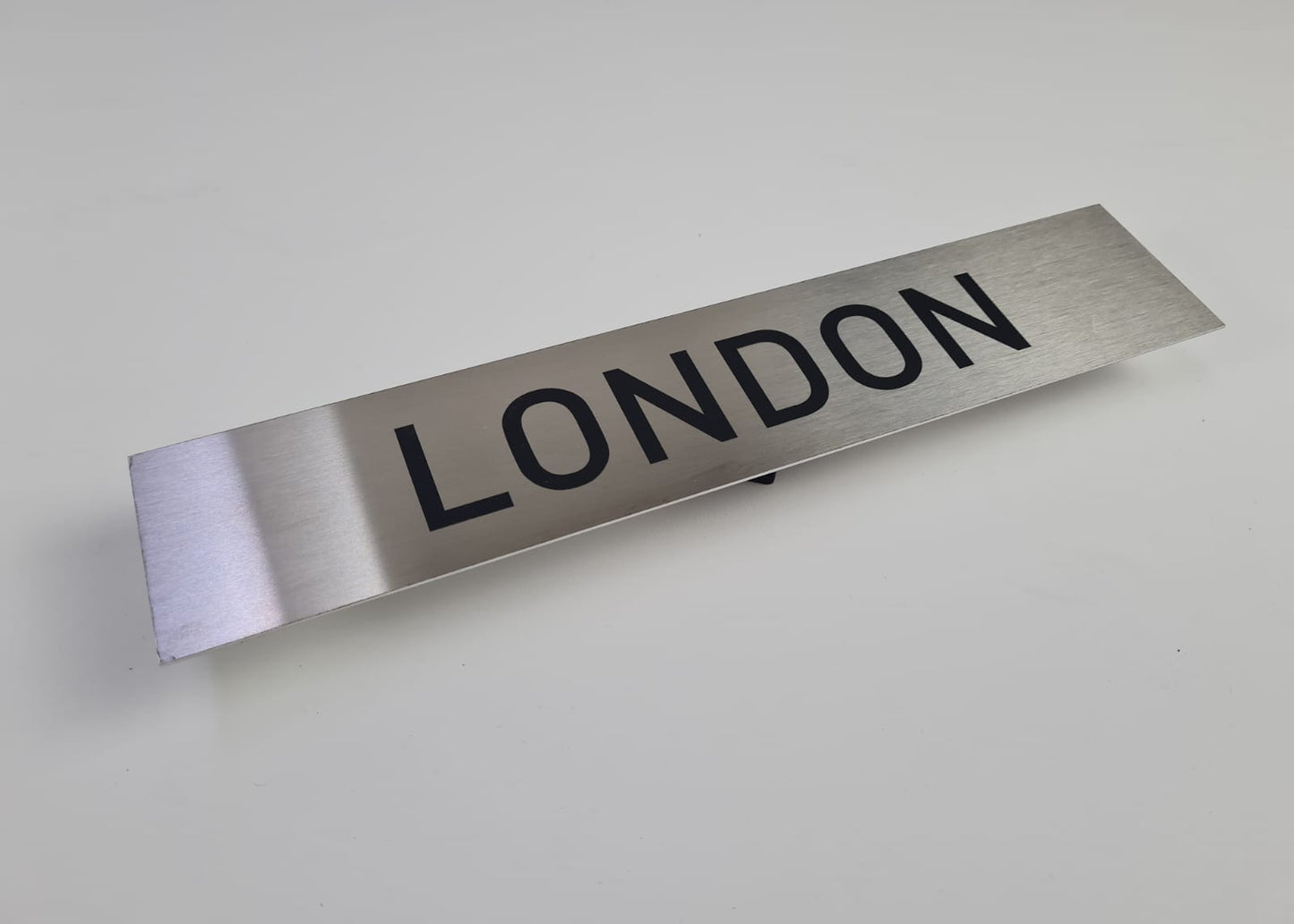 London yazılı metal şehir tabelası ve saat altı isimliği