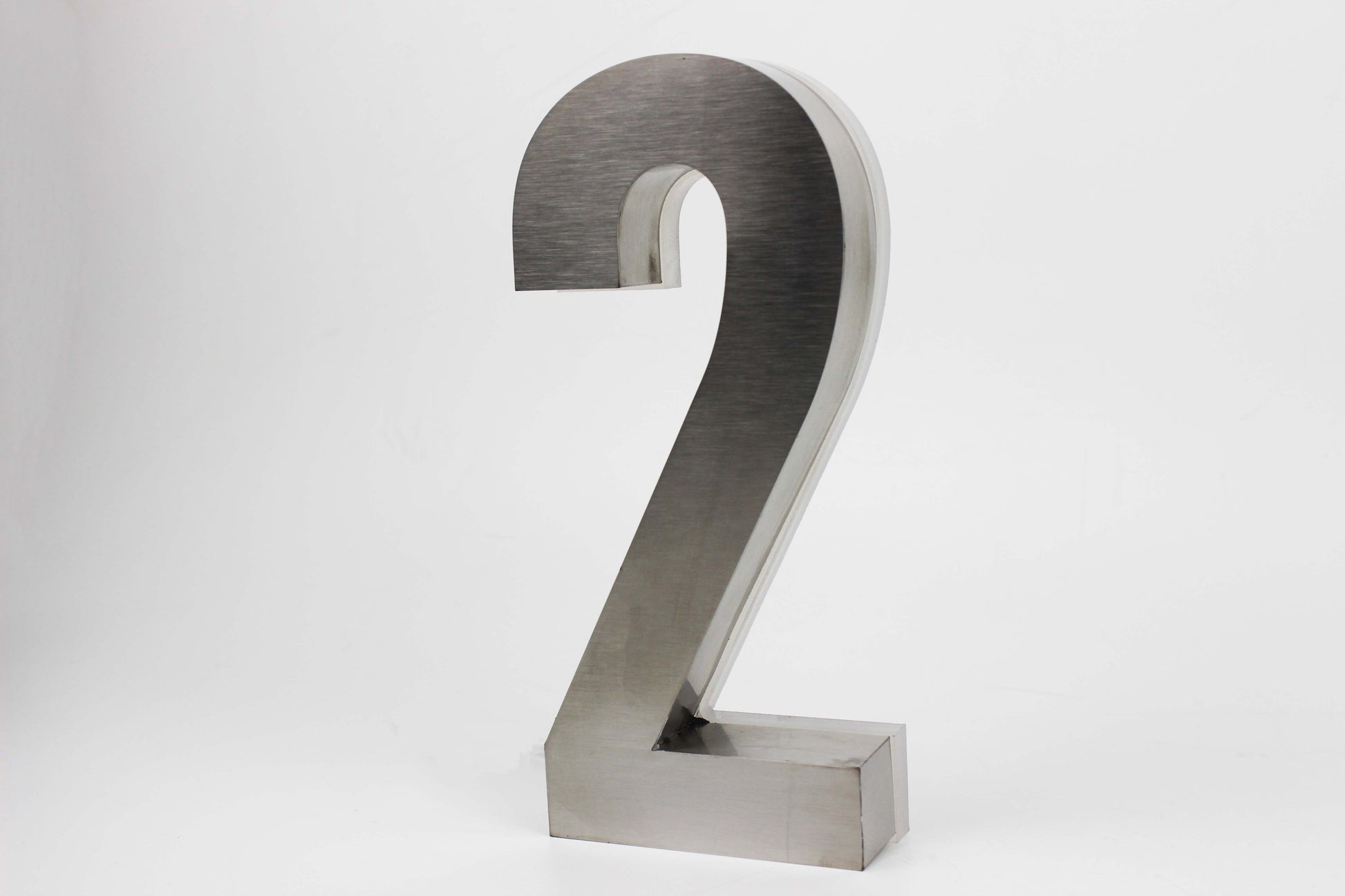 Lüks iç mekânlara uygun dekoratif ışıklı kapı numarası.