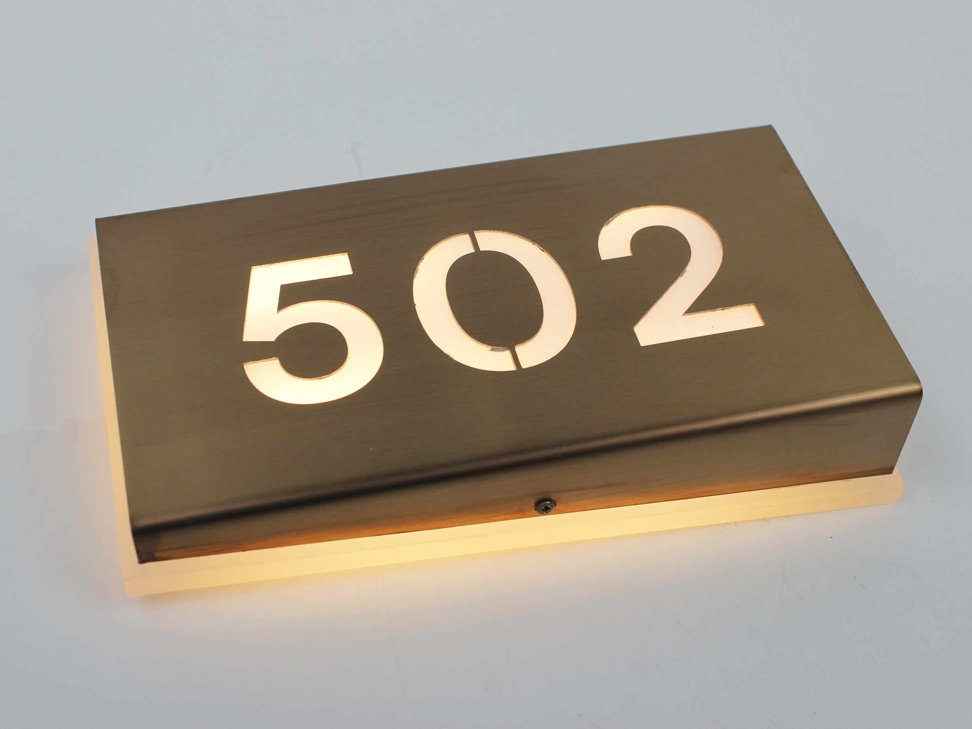 Lüks LED ışıklı oda numarası – paslanmaz metal yüzeyli kapı tabelası