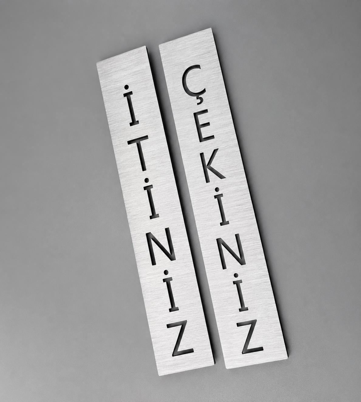Mağaza giriş kapısı için gold renk itiniz çekiniz yazısı
