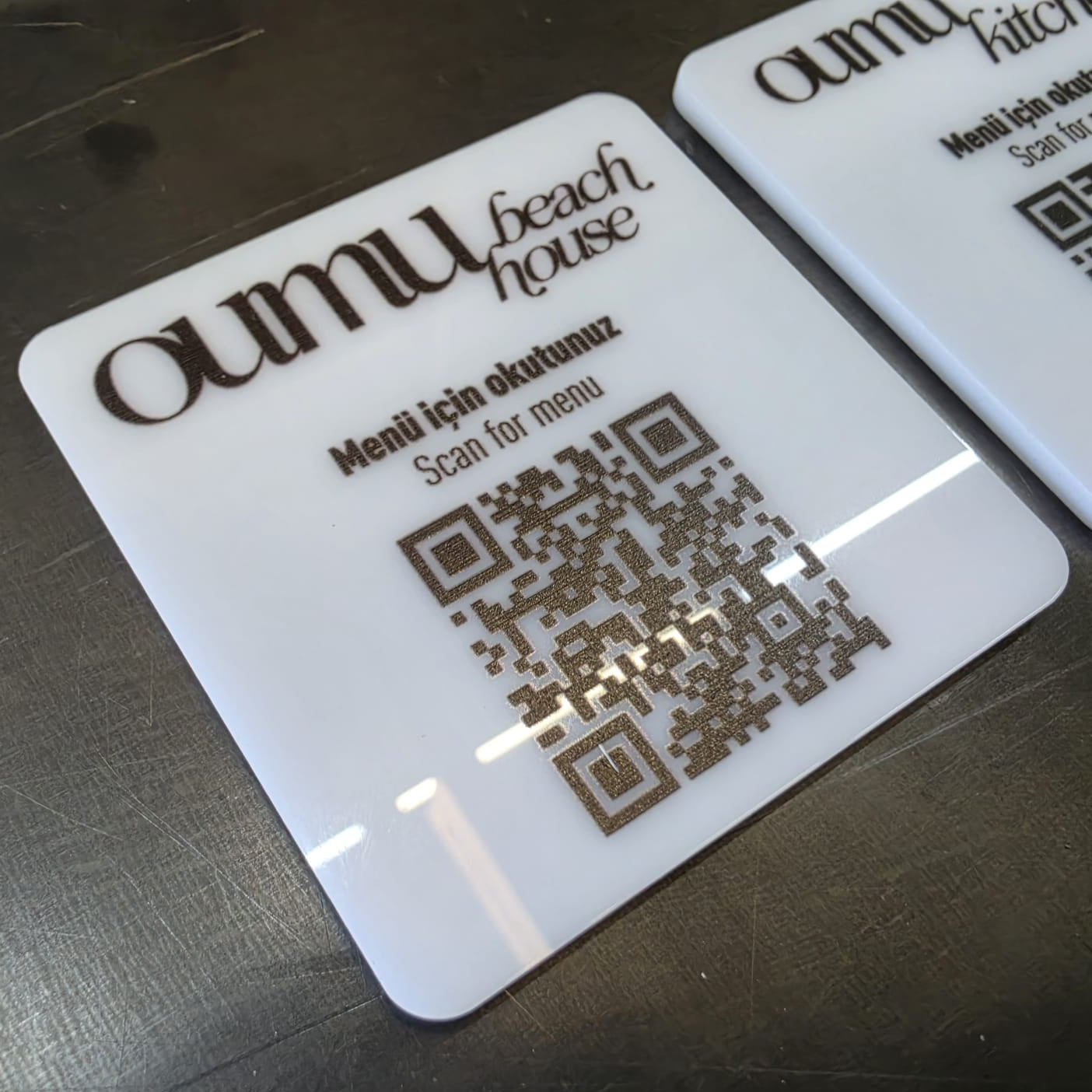 Masa üstü kullanımına uygun UV baskılı pleksi QR menü plakası.