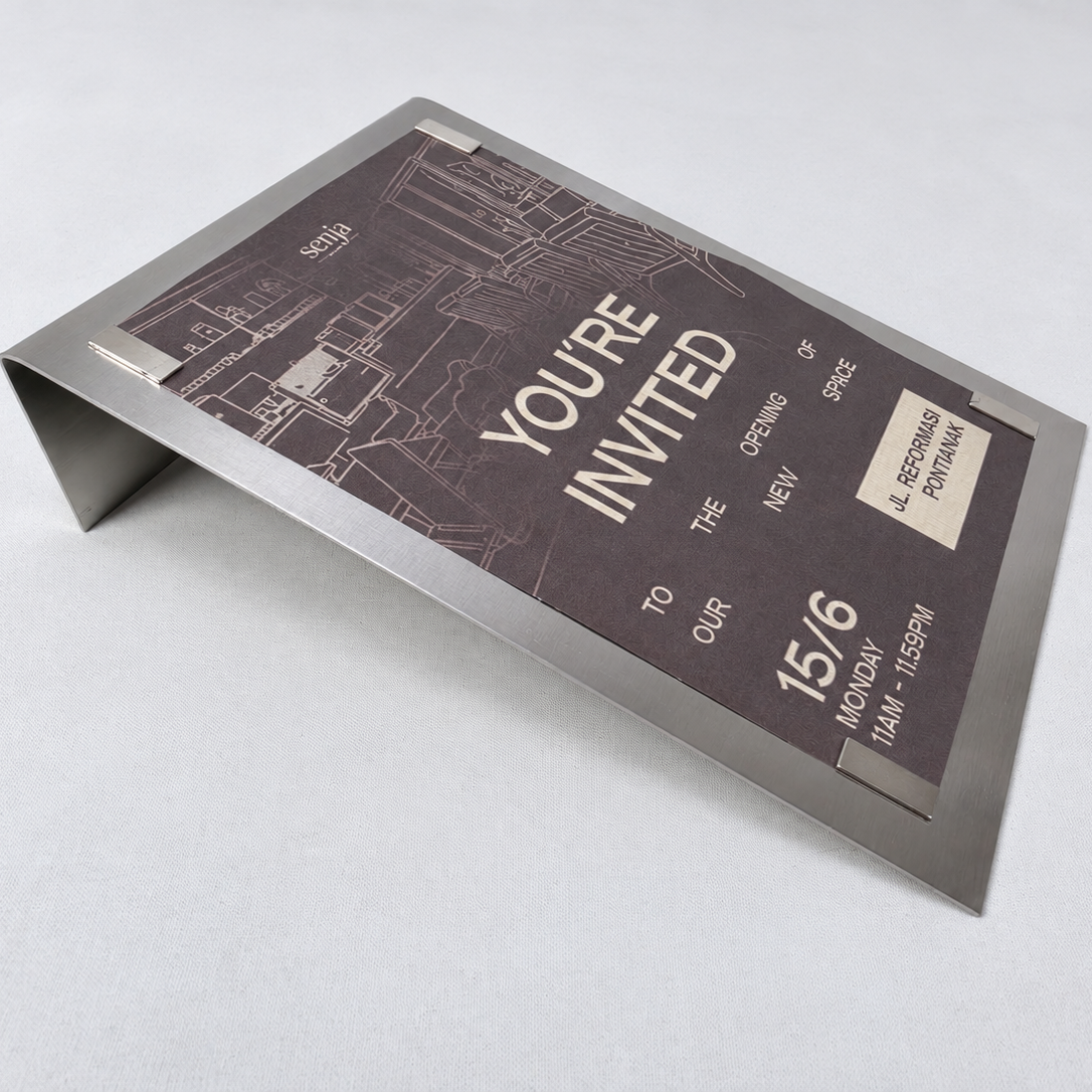 Eğimli metal gövdeli masaüstü menü ve bilgilendirme standı