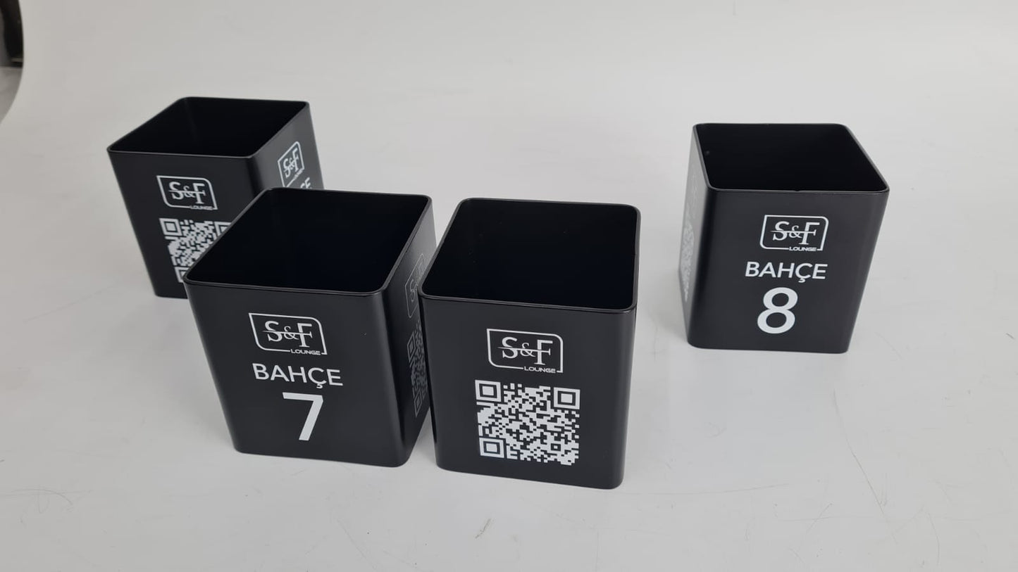 Masaüstü düzen sağlayan QR kodlu metal kutu çözümü