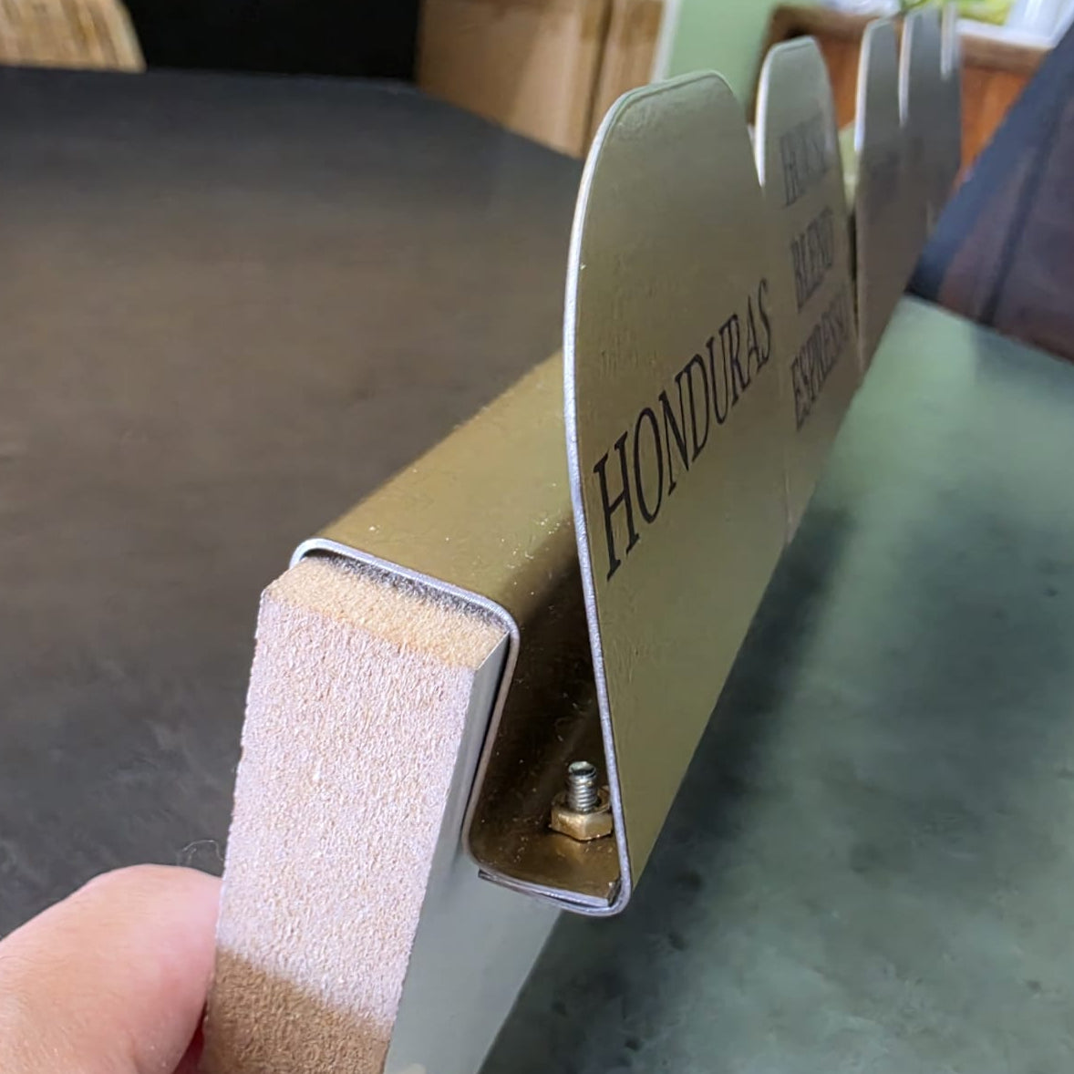 18 mm MDF plakaya geçme yöntemiyle takılan gold metal kahve isimlikleri