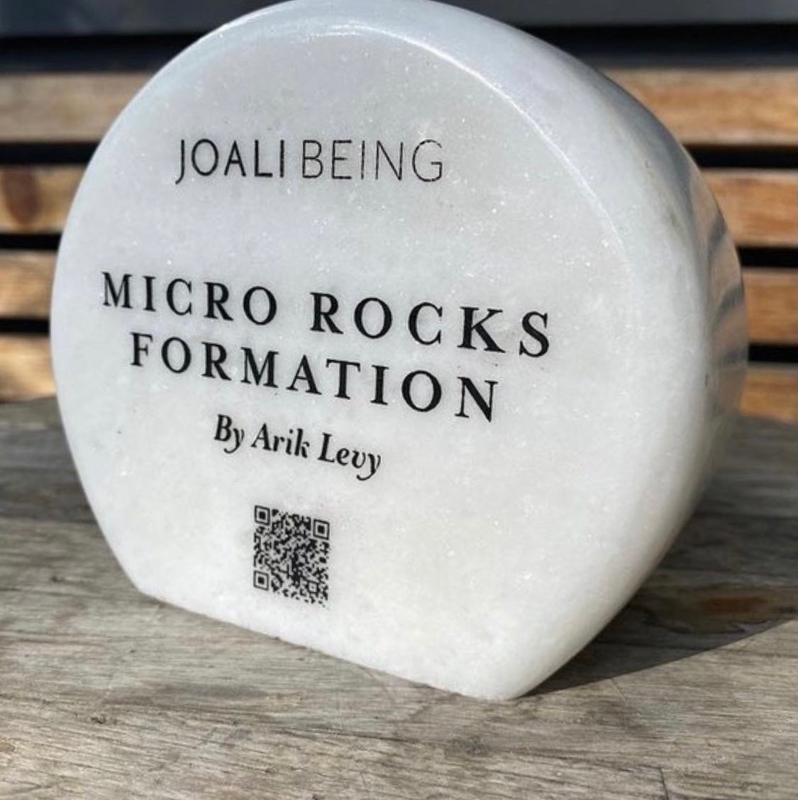 Joali Being için özel üretilen logolu mermer QR kod tabelası