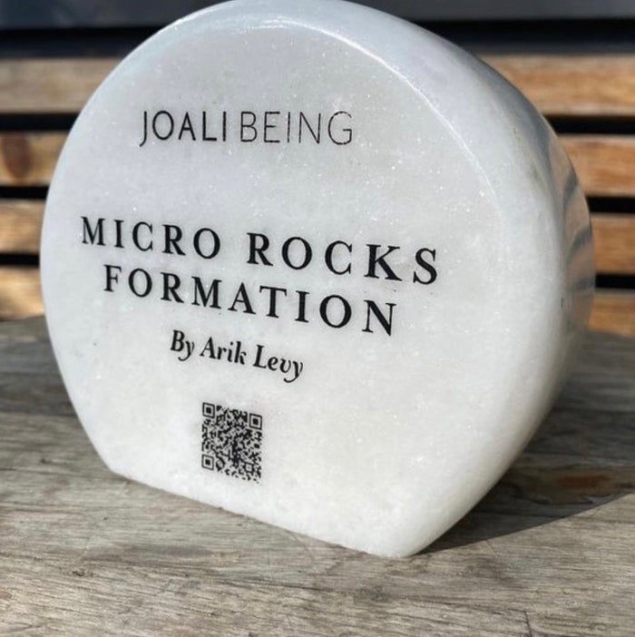 Joali Being için özel üretilen logolu mermer QR kod tabelası