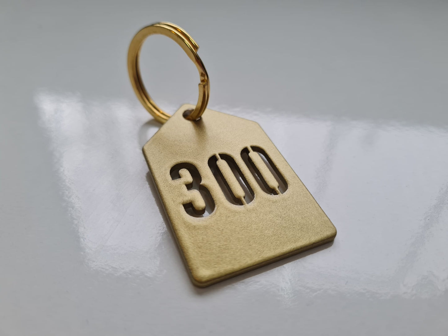 Lazer kesim tekniğiyle üretilmiş dekupe metal anahtarlık