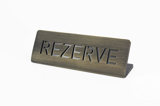 Antik eskitme görünümlü metal rezerve tabelası, restoran ve kafe masaları için şık rezervasyon levhası.