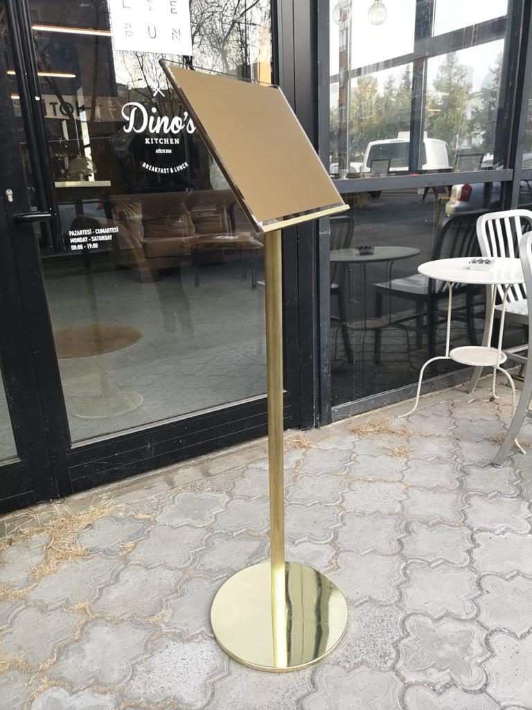 Metal gövdeli, sağlam yapıda ayaklı menü standı