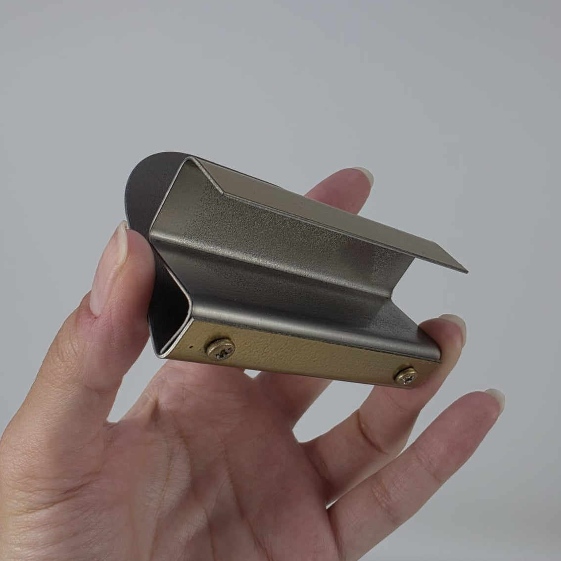 18 mm MDF plakaya geçme yöntemiyle takılan metal kahve çeşitleri isimliğinin bağlantı detayı