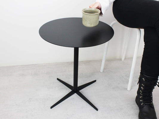 Modern tasarımlı metal kahve sehpası kafe oturma alanında kullanım