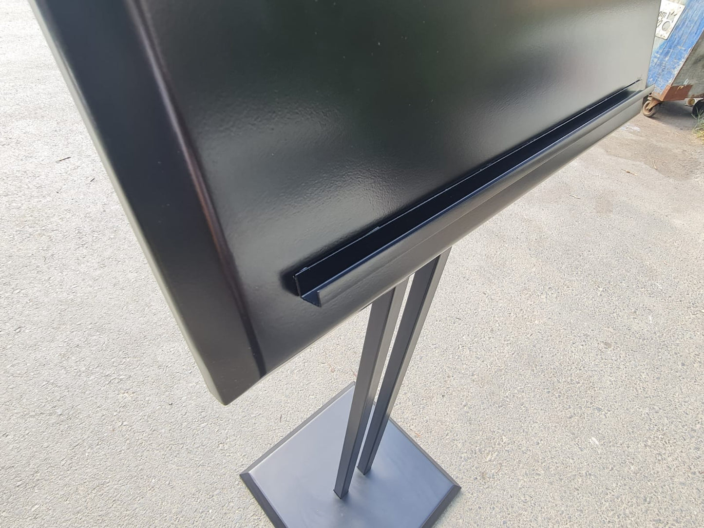 Restoran, otel ve ticari işletmeler için metal karşılama standı