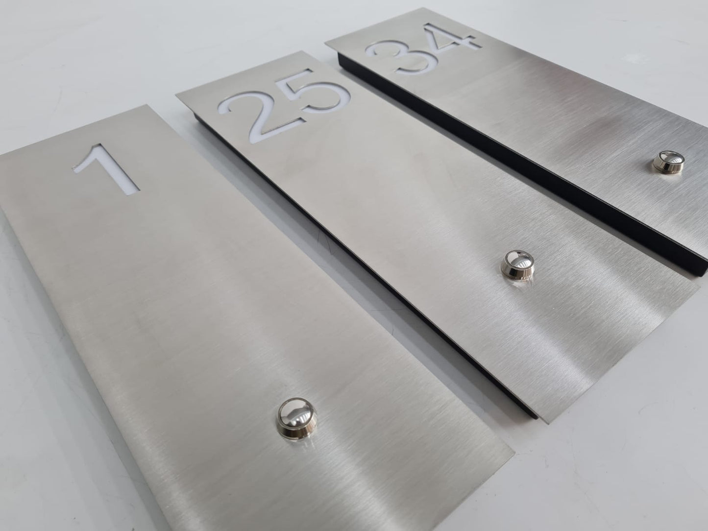Fırçalı paslanmaz yüzeyli metal otel kapı numarası detay görünümü