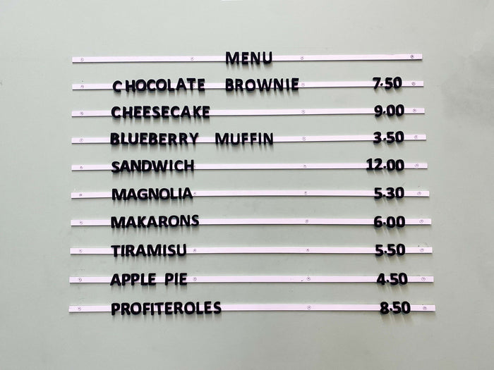 Şık metal pano ile restoran menüsünü kolayca güncelleyin.