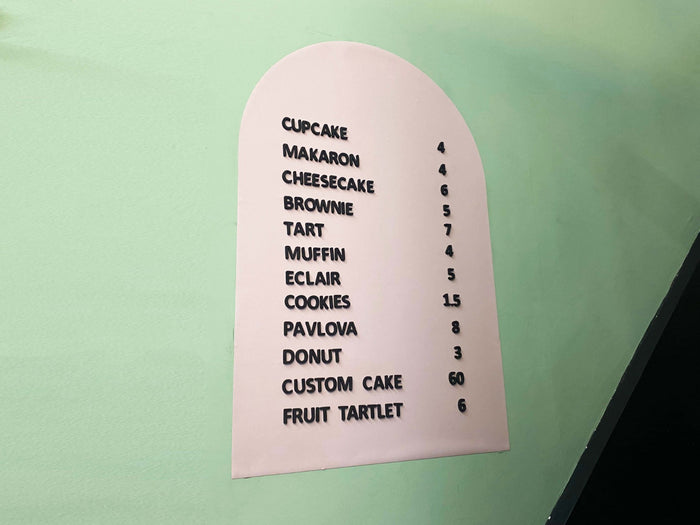 Metal sticker üzerine mıknatıslı harflerin yerleştirilmesi ve kolay kullanım özelliği.
