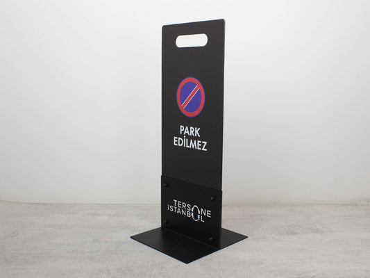 Metal malzemeden üretilmiş taşınabilir otopark uyarı tabelası, dış mekan kullanımına uygun.