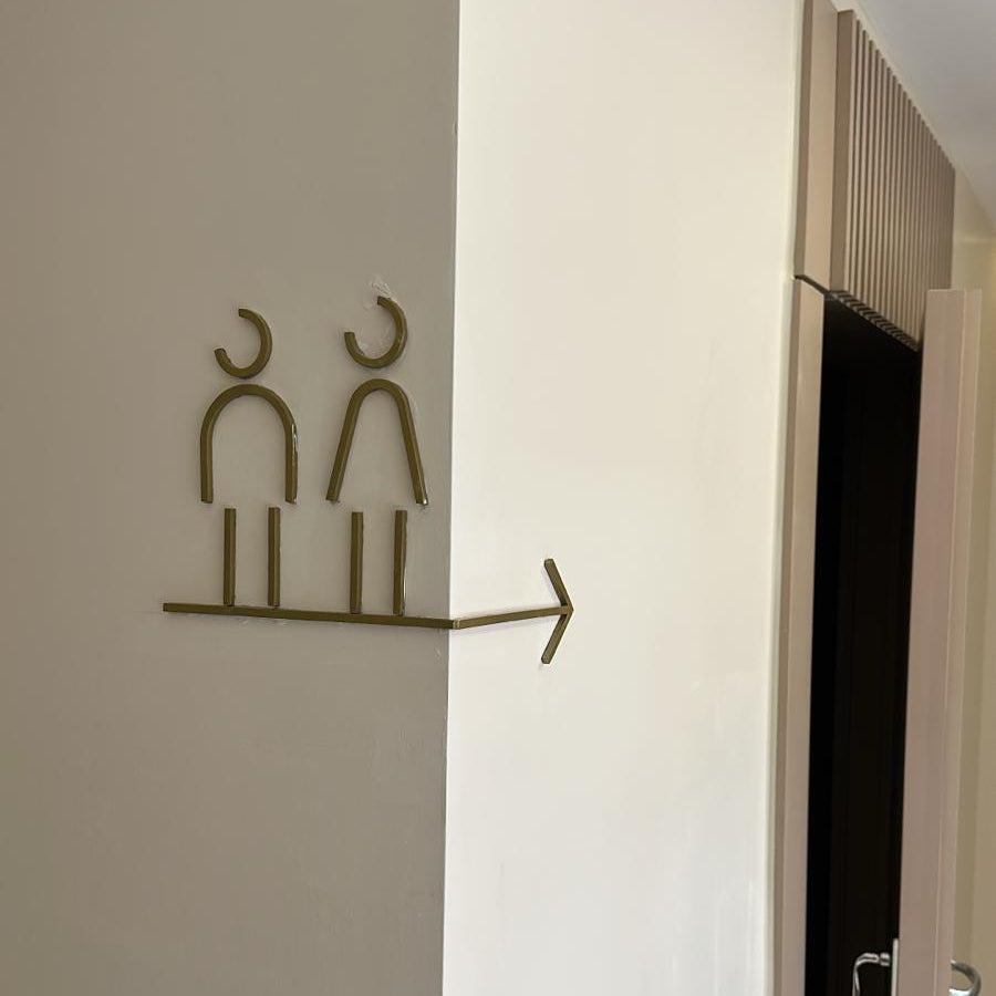 Cess Yapı için üretilen metal kadın erkek WC yönlendirme tabelası