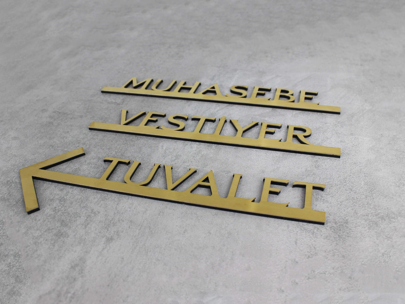 Ofis ve iş yerleri için kişiselleştirilebilir metal yönlendirme tabelası
