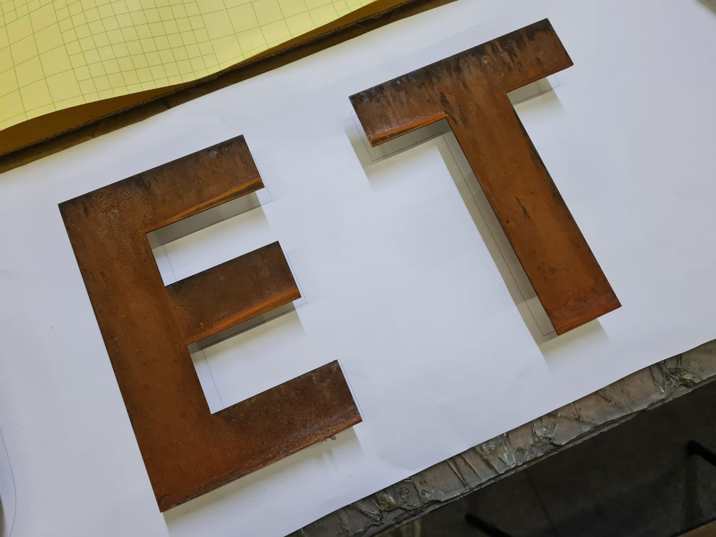 Mimari projeler ve ticari mekanlar için corten metal harf tabela uygulaması