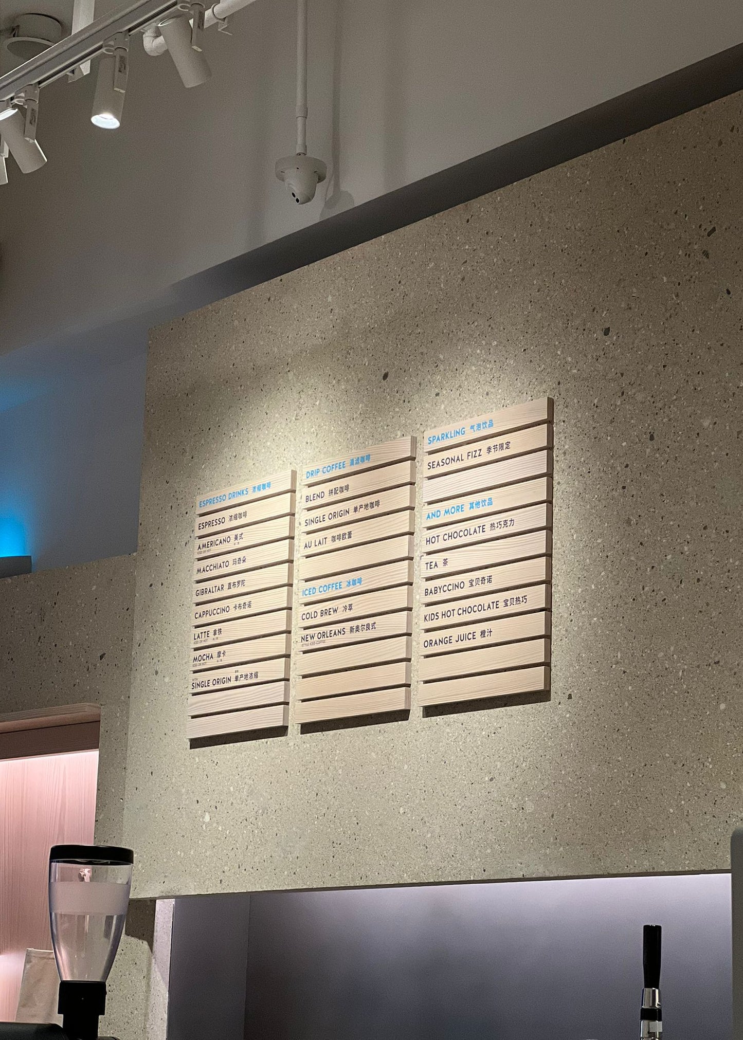 Minimalist tasarıma sahip duvar tipi ahşap menü panosu, modern dekor uyumlu