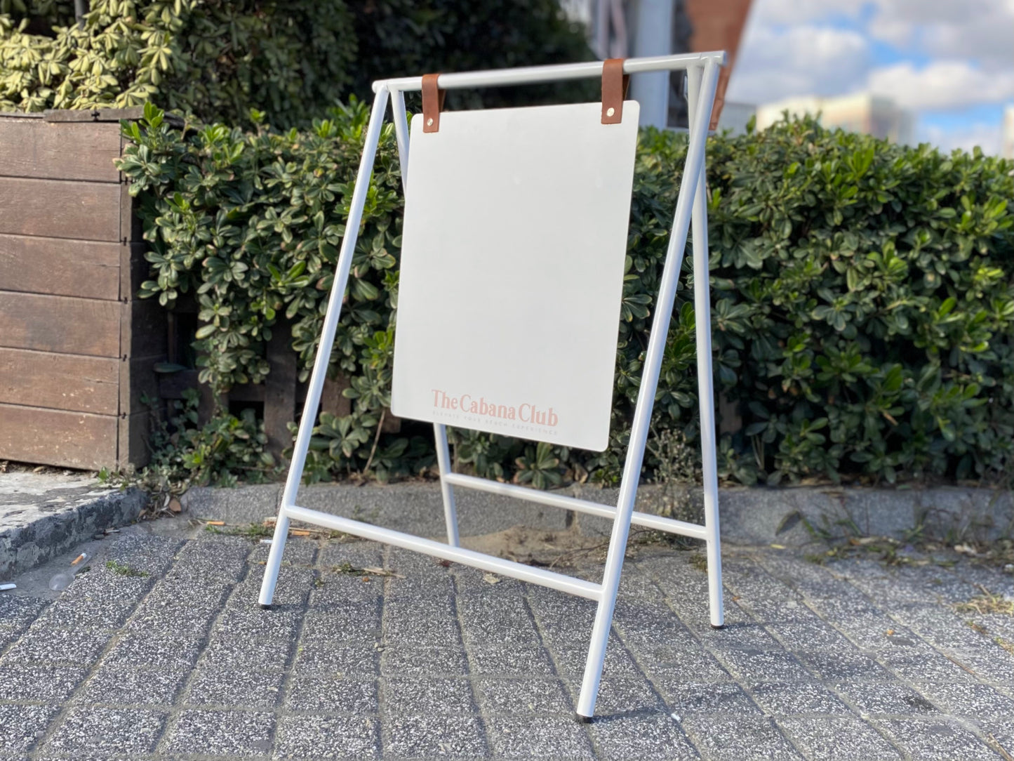 Minimalist estetik anlayışla tasarlanmış modern tabela modeli.