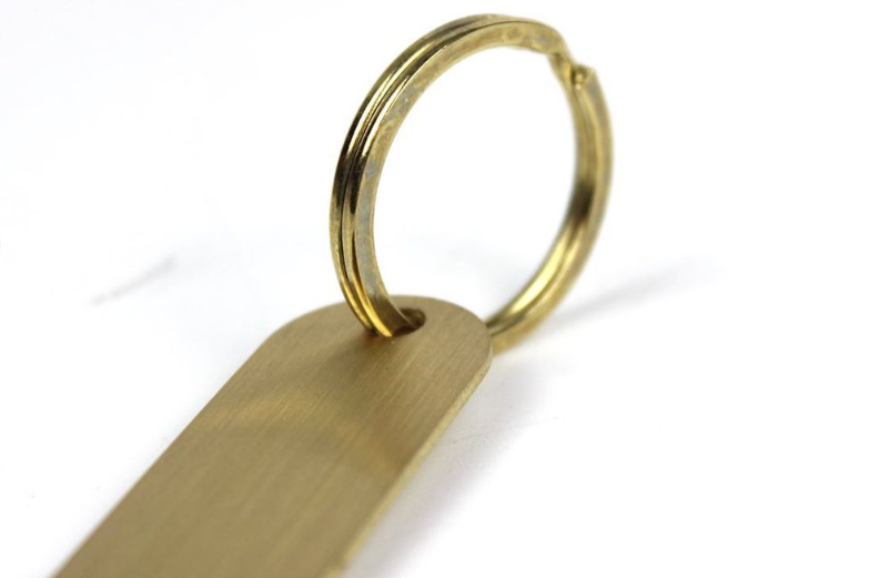 Modern aksesuar olarak kullanılabilen pirinç metal anahtarlık