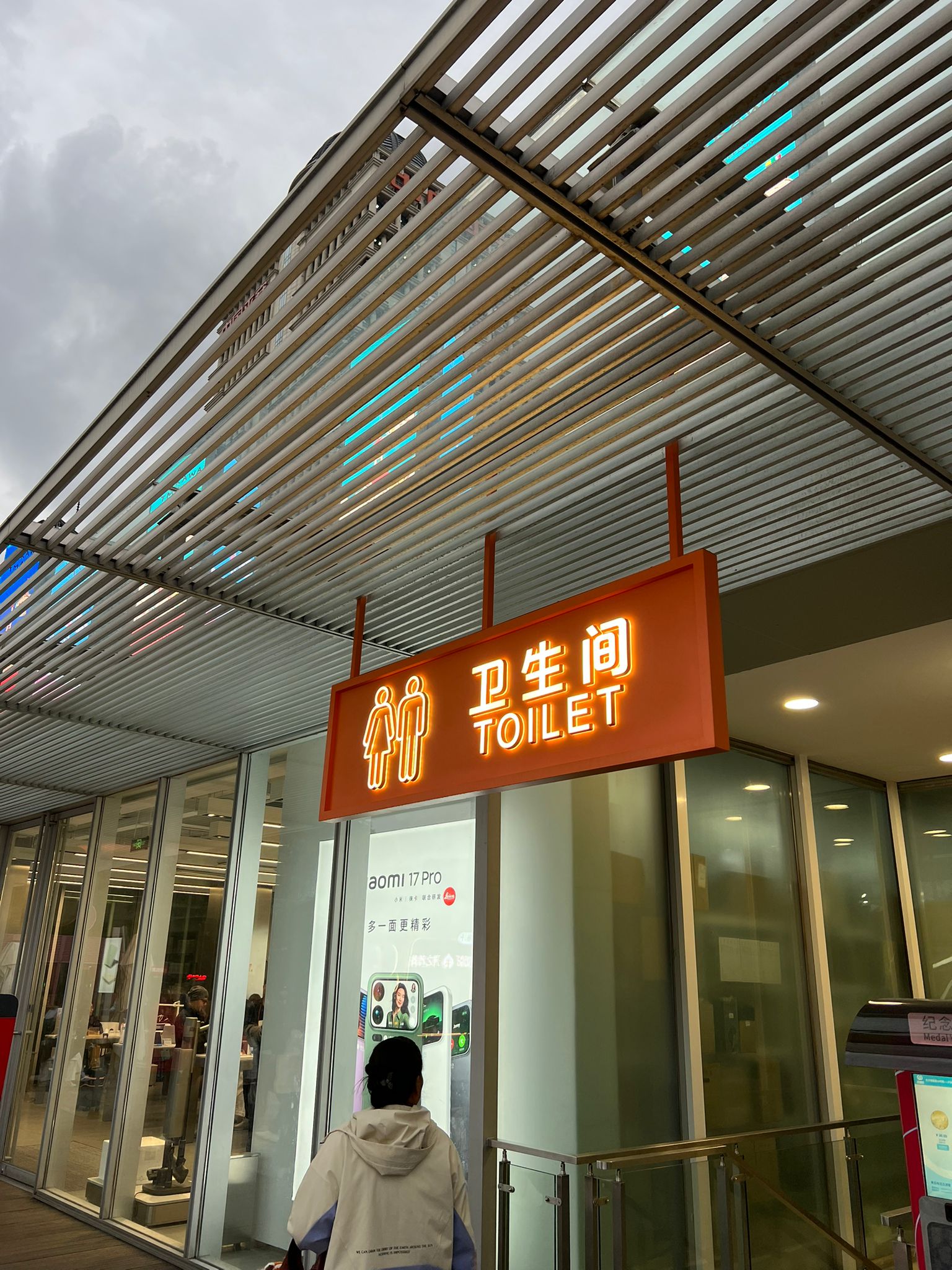 Dış mekanda kullanılan modern tasarımlı LED tavan askılı tuvalet tabelası